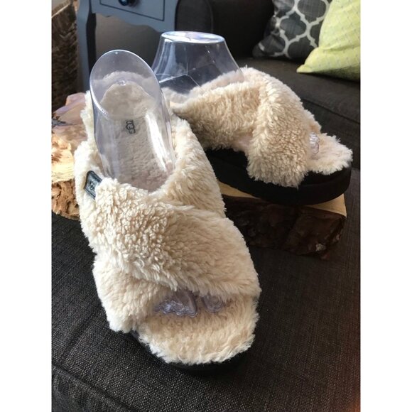 UGG Fuzz Sugar Cross in Cream size 11 Slide/Sandals - Picture 1 of 9